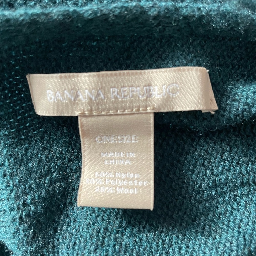 Banana Republic wavy scarf, like new! Size 78” by 25”